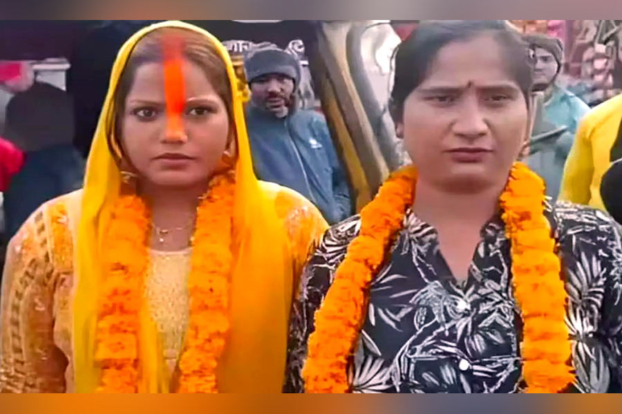 2 women tie knot