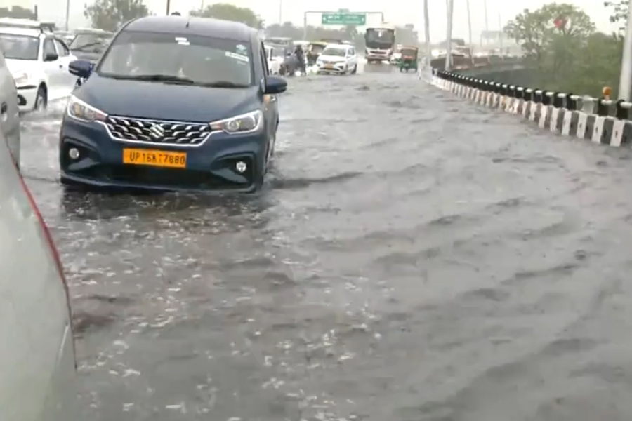 Delhi struck by heavy rain
