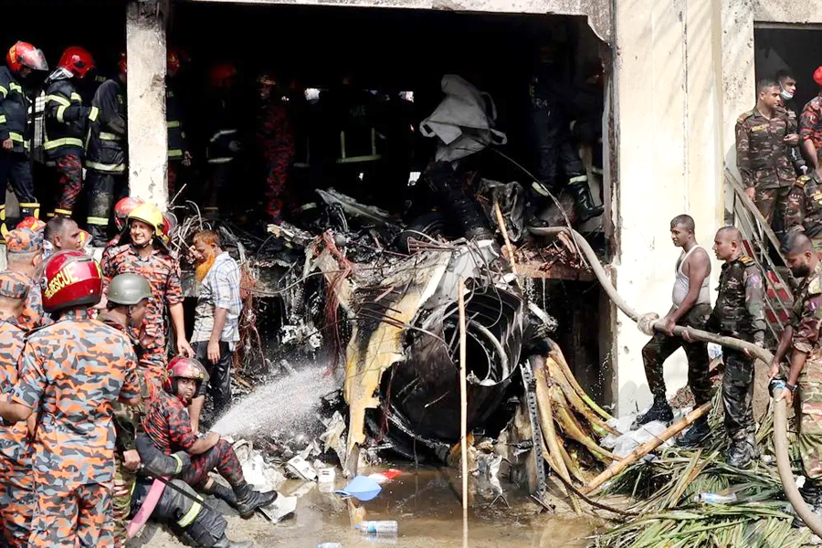 Plane crash in Bangla Desh