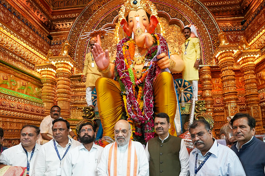 Shah offer prayer at Mumbai