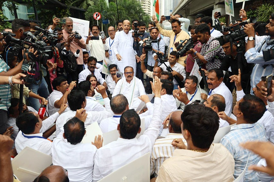 Congress slams CM Fadanvis