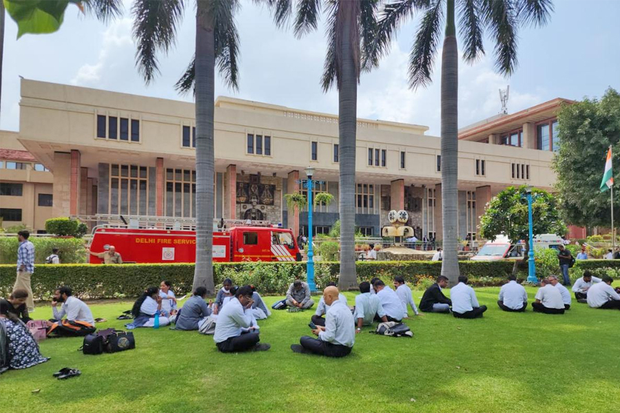 Bomb threat to Delhi HC