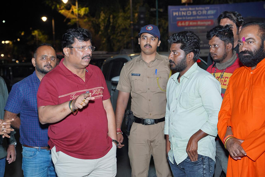 MLA Kshirsagar inspects roads at midnight