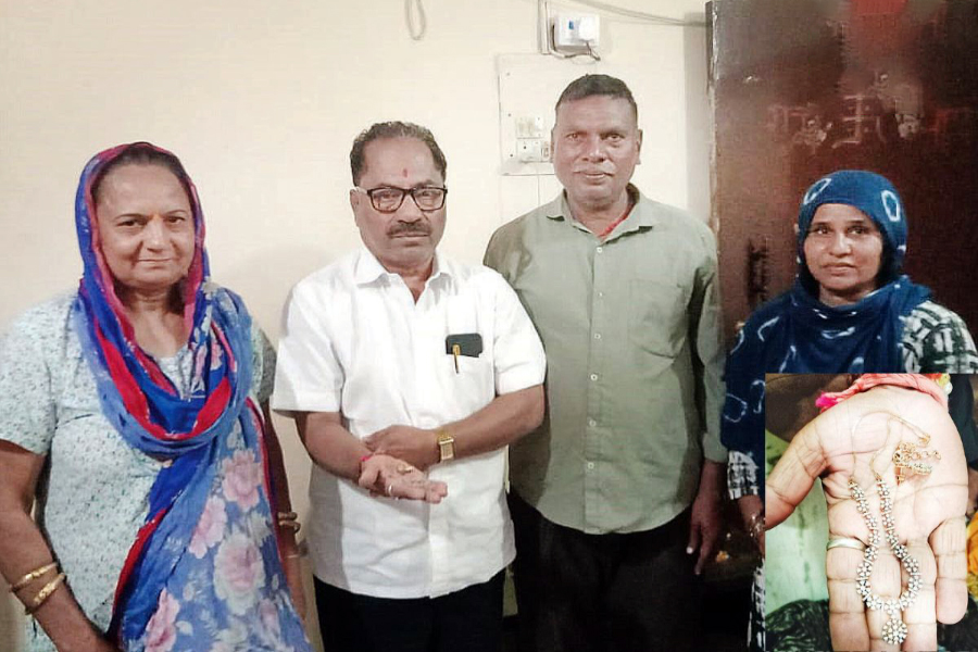 Diamond necklace returned from sanitation workers