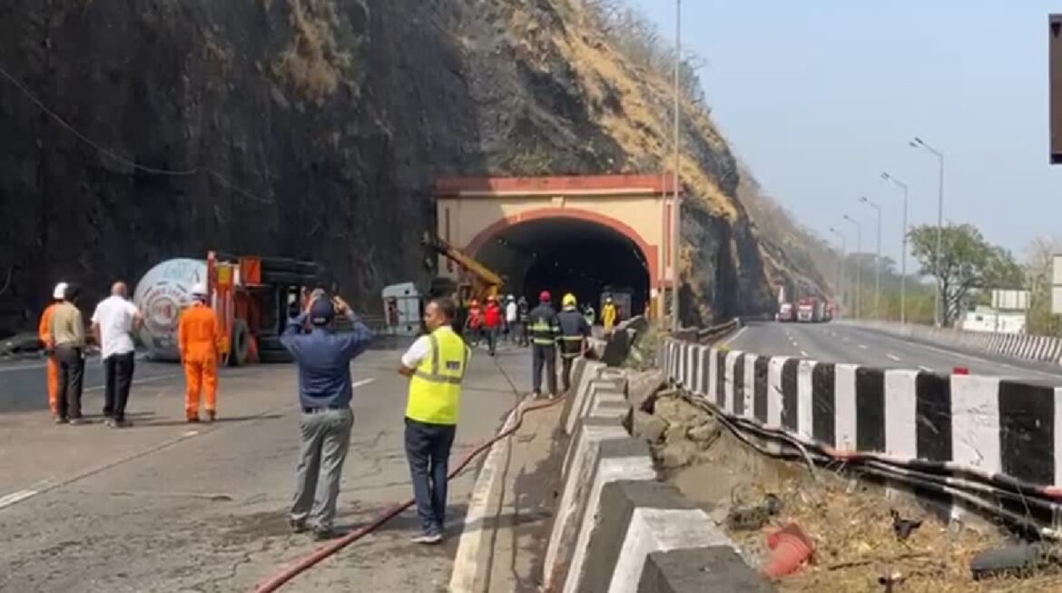 Traffic congestion on the Mumbai-Pune Expressway has been cleared