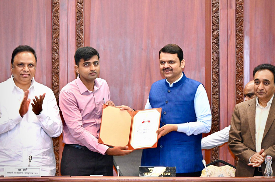 Collector Amol Yedage honored by CM Fadnavis