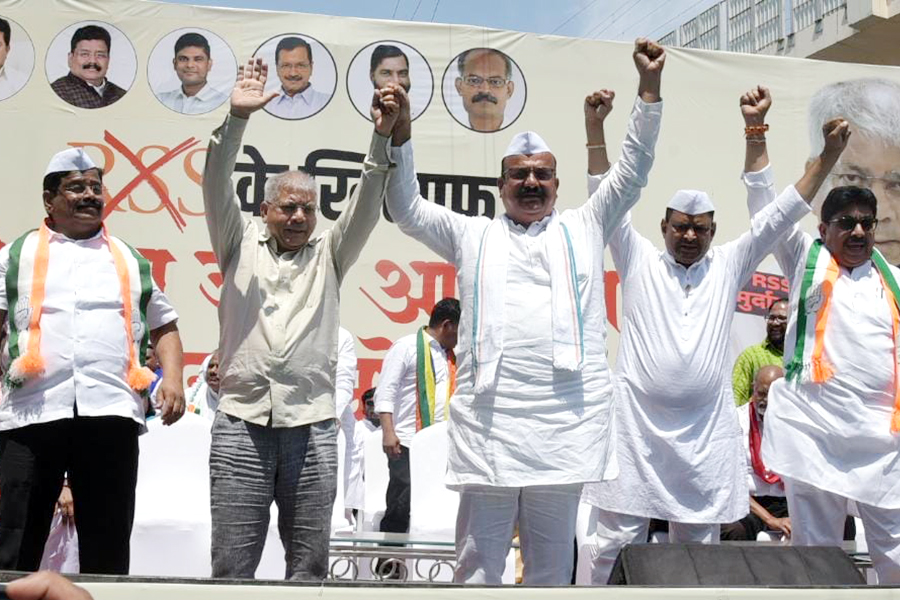 RSS should demand Modi's resignation