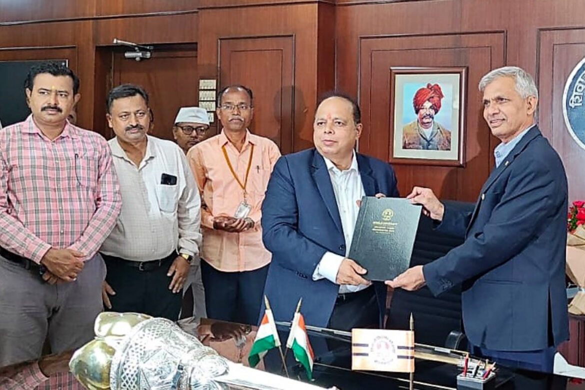 Shivaji University Vice-Chancellor Dr. Kamat assumed charge