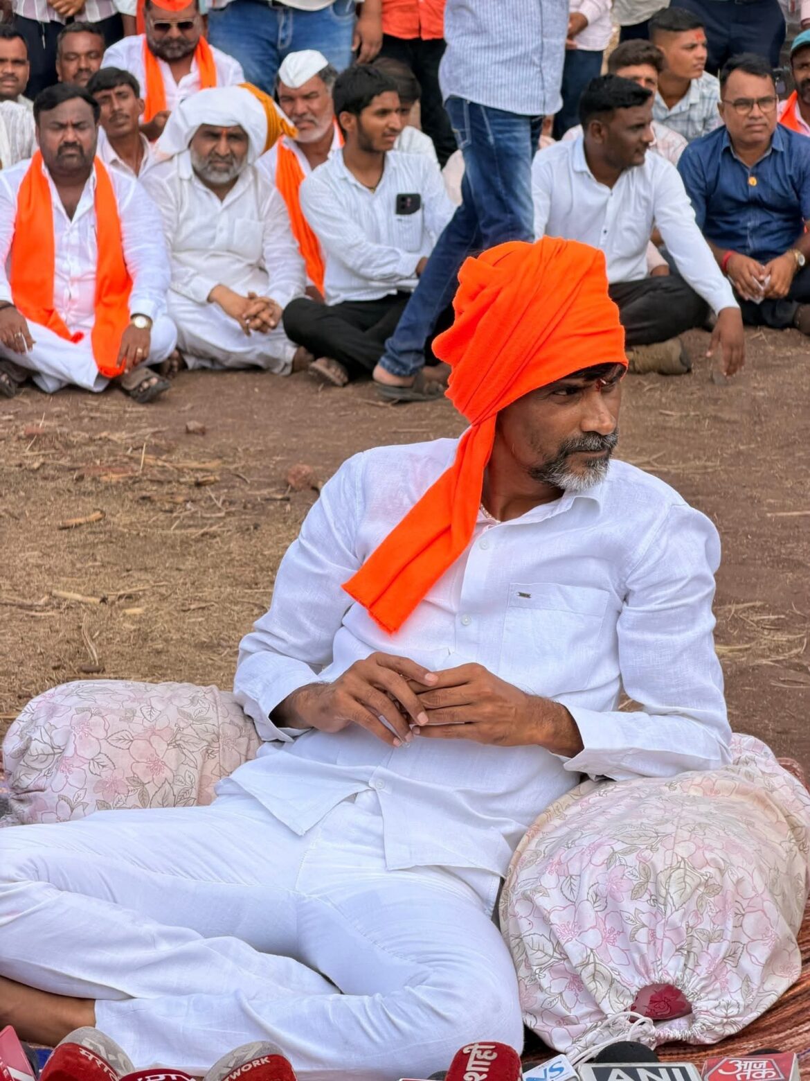 Jarange's hunger strike is underway on the farm embankment