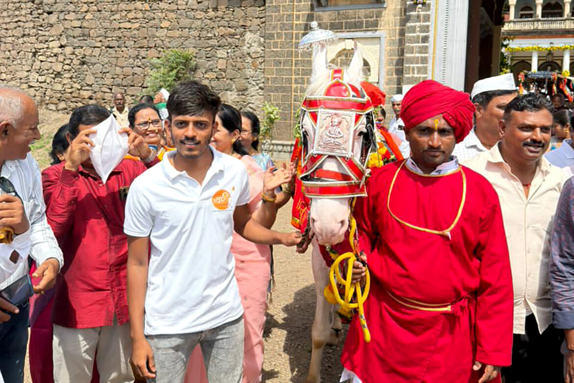 Departure of the ceremonial horses for Alandi