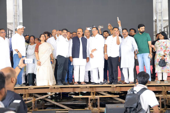 Rahul Gandhi interacts with students in Pune