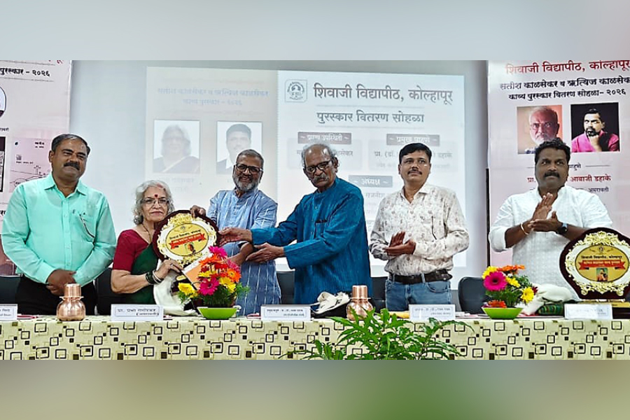 Kalsekar Award presented to Prabha Ganorkar and Ravi Korde